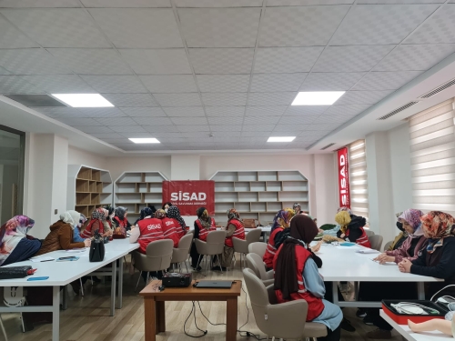 İRFANDER, Betül Hanımlar Derneği ve SİSAD İşbirliğiyle Konya İl Sağlık Müdürlüğü’nün katkılarıyla SİSAD bayan grubuna İlk Yardım Eğitimi düzenlendi.